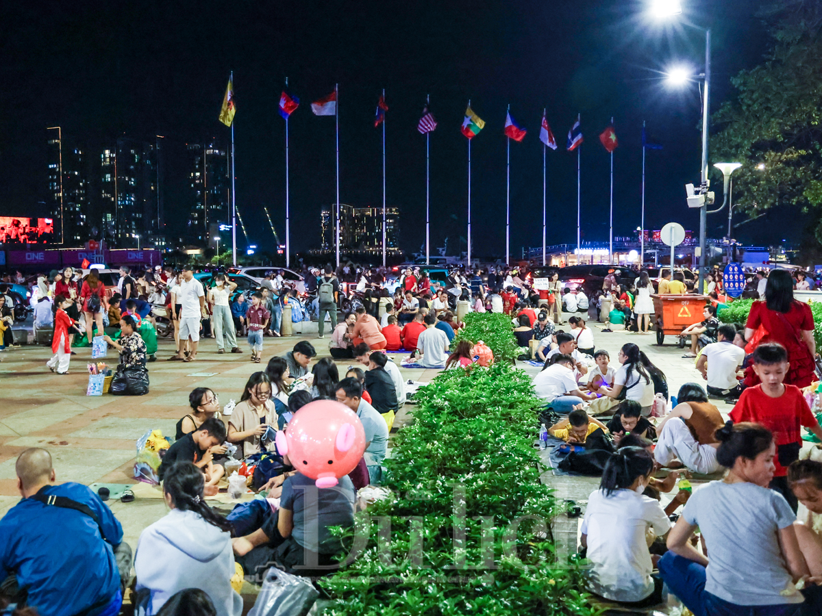 Đêm Giao thừa lạc bước giữa rừng hoa, biển sách và linh vật mừng xuân Bính Ngọ - 9