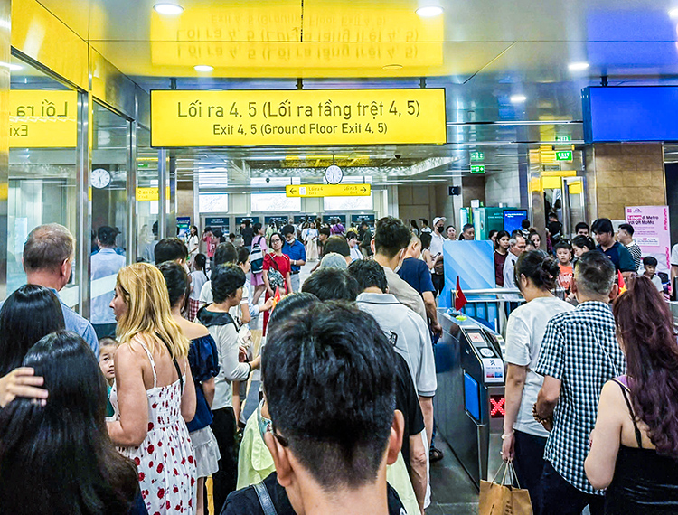 Metro nườm nượp đưa khách về trung tâm đón Giao thừa Xuân Bính Ngọ