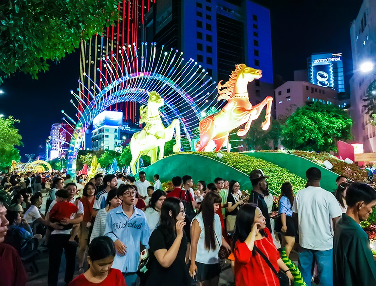 Lạc bước giữa rừng hoa, biển sách và linh vật chờ xem pháo hoa đón Giao thừa