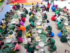  - TP.HCM vào xuân: Rực rỡ cờ hoa, đong đầy sẻ chia