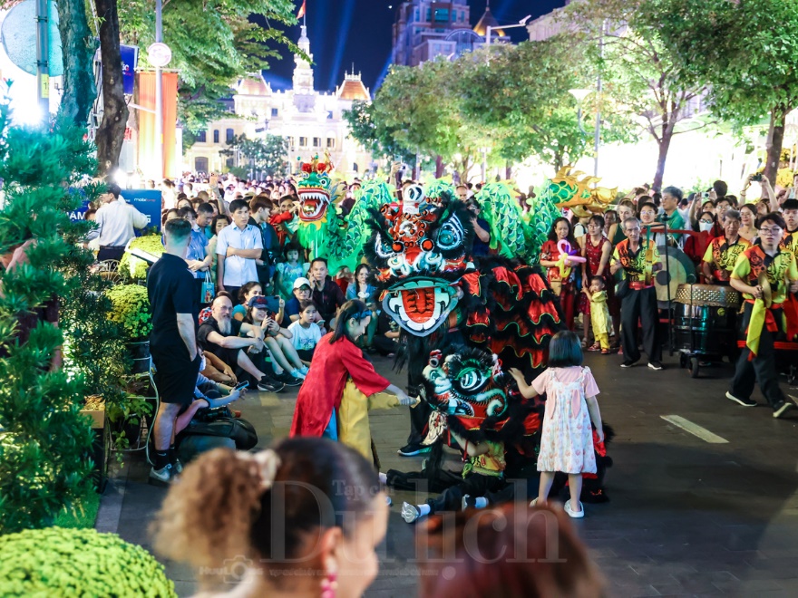 Đêm Giao thừa lạc bước giữa rừng hoa, biển sách và linh vật mừng xuân Bính Ngọ - 4