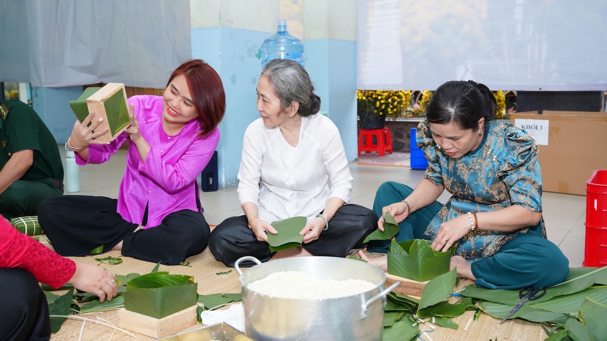 TP.HCM vào xuân: Rực rỡ cờ hoa, đong đầy sẻ chia - 9