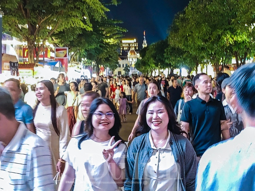 Đêm Giao thừa lạc bước giữa rừng hoa, biển sách và linh vật mừng xuân Bính Ngọ - 8