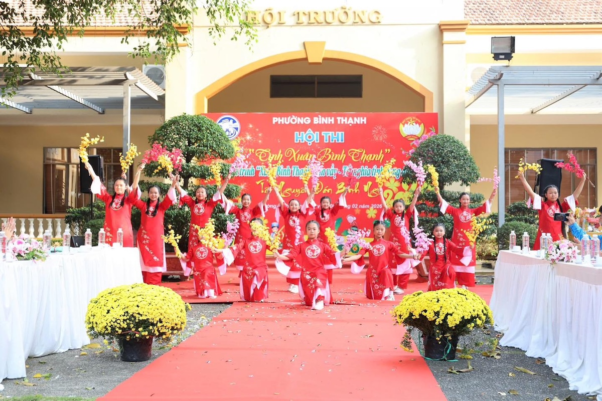 TP.HCM vào xuân: Rực rỡ cờ hoa, đong đầy sẻ chia - 16