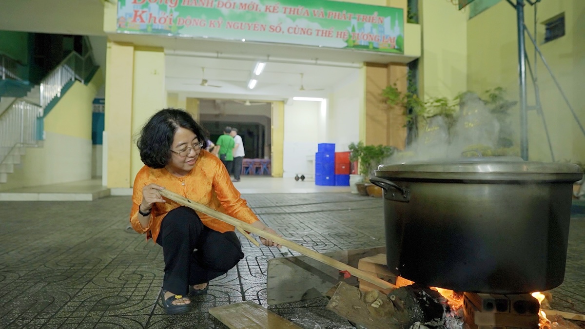 TP.HCM vào xuân: Rực rỡ cờ hoa, đong đầy sẻ chia - 15
