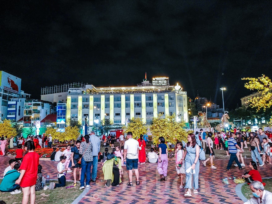 Đêm Giao thừa lạc bước giữa rừng hoa, biển sách và linh vật mừng xuân Bính Ngọ - 2