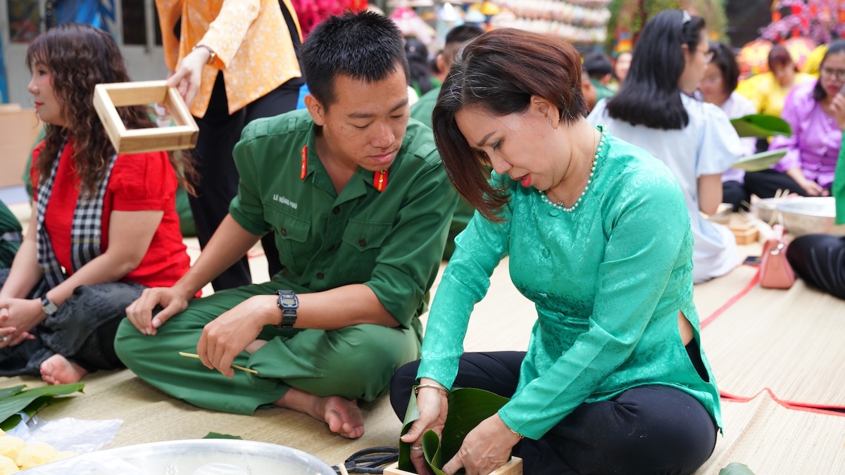 TP.HCM vào xuân: Rực rỡ cờ hoa, đong đầy sẻ chia - 10
