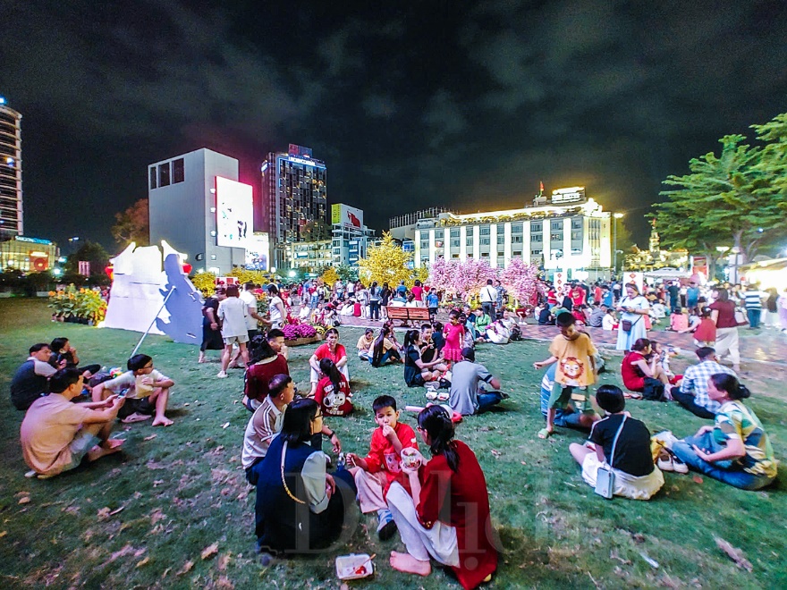 Đêm Giao thừa lạc bước giữa rừng hoa, biển sách và linh vật mừng xuân Bính Ngọ - 3