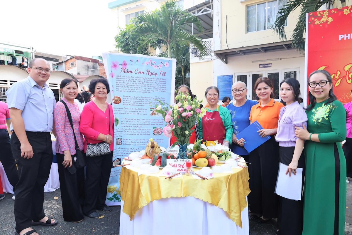 TP.HCM vào xuân: Rực rỡ cờ hoa, đong đầy sẻ chia - 18