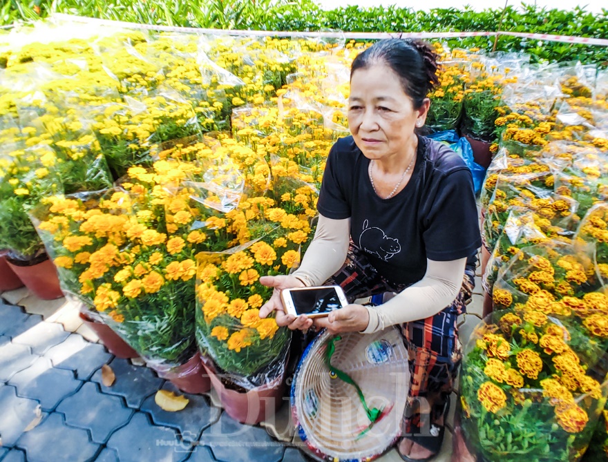Ngày cuối chợ hoa tết, khách du xuân chụp ảnh đông hơn khách mua - 14