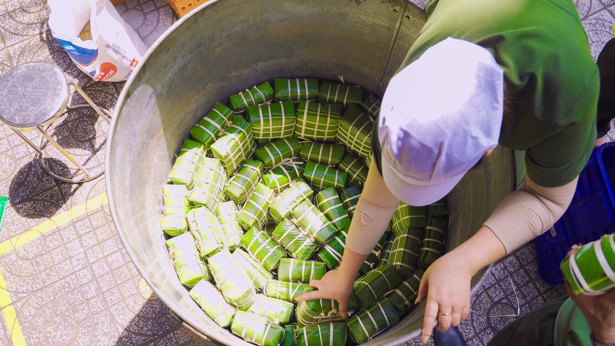 TP.HCM vào xuân: Rực rỡ cờ hoa, đong đầy sẻ chia - 13