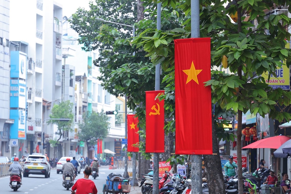 TP.HCM vào xuân: Rực rỡ cờ hoa, đong đầy sẻ chia - 2