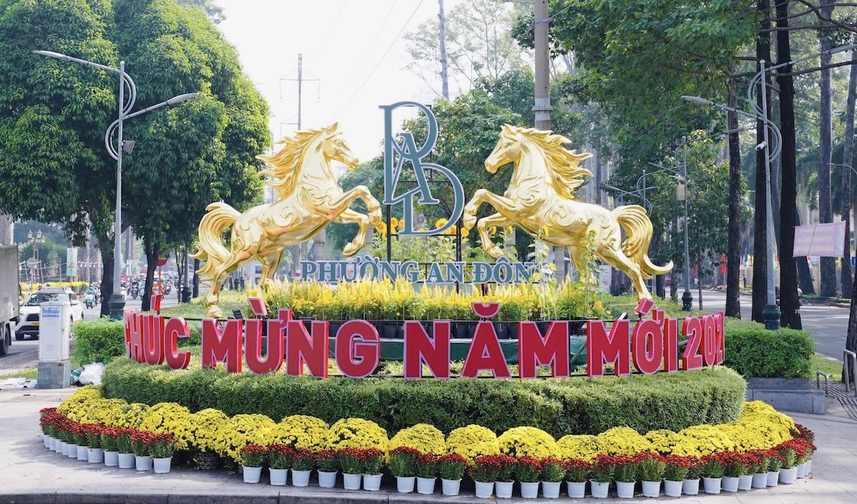 TP.HCM vào xuân: Rực rỡ cờ hoa, đong đầy sẻ chia - 1