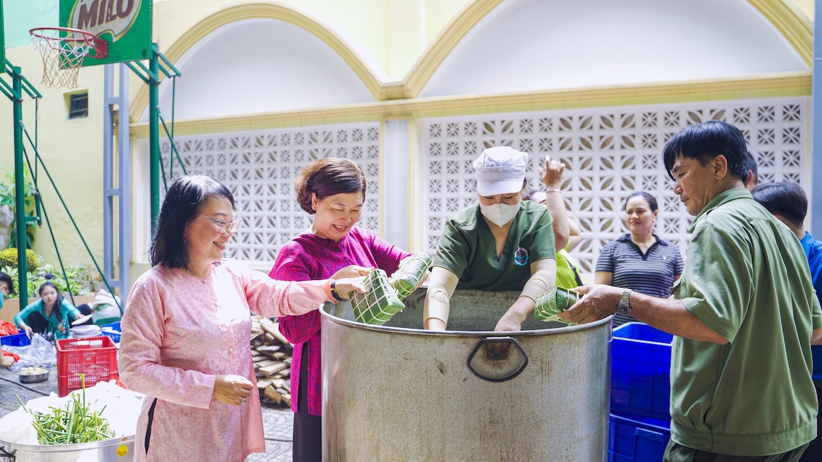 TP.HCM vào xuân: Rực rỡ cờ hoa, đong đầy sẻ chia - 14