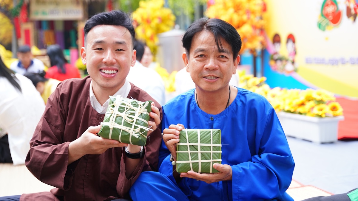 TP.HCM vào xuân: Rực rỡ cờ hoa, đong đầy sẻ chia - 12