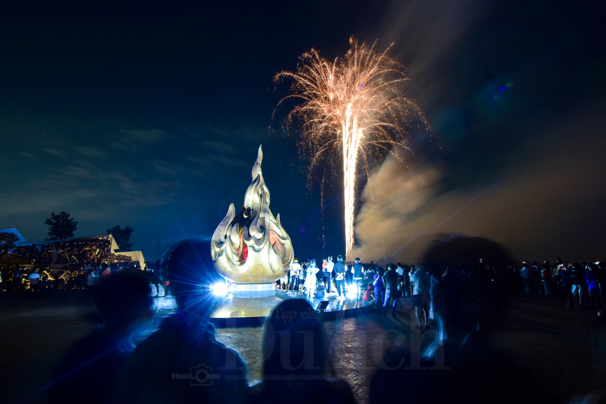 Lung linh pháo hoa đón Giao thừa xuân Bính Ngọ tại khu Di tích Mậu Thân 1968 - 7