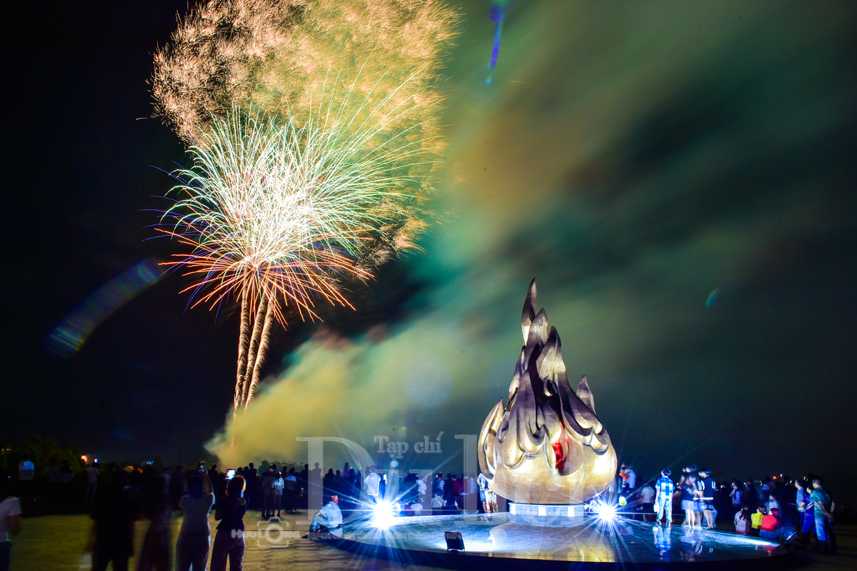 Lung linh pháo hoa đón Giao thừa xuân Bính Ngọ tại khu Di tích Mậu Thân 1968 - 1