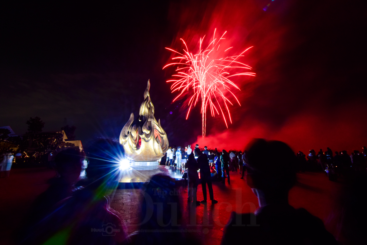 Lung linh pháo hoa đón Giao thừa xuân Bính Ngọ tại khu Di tích Mậu Thân 1968 - 13