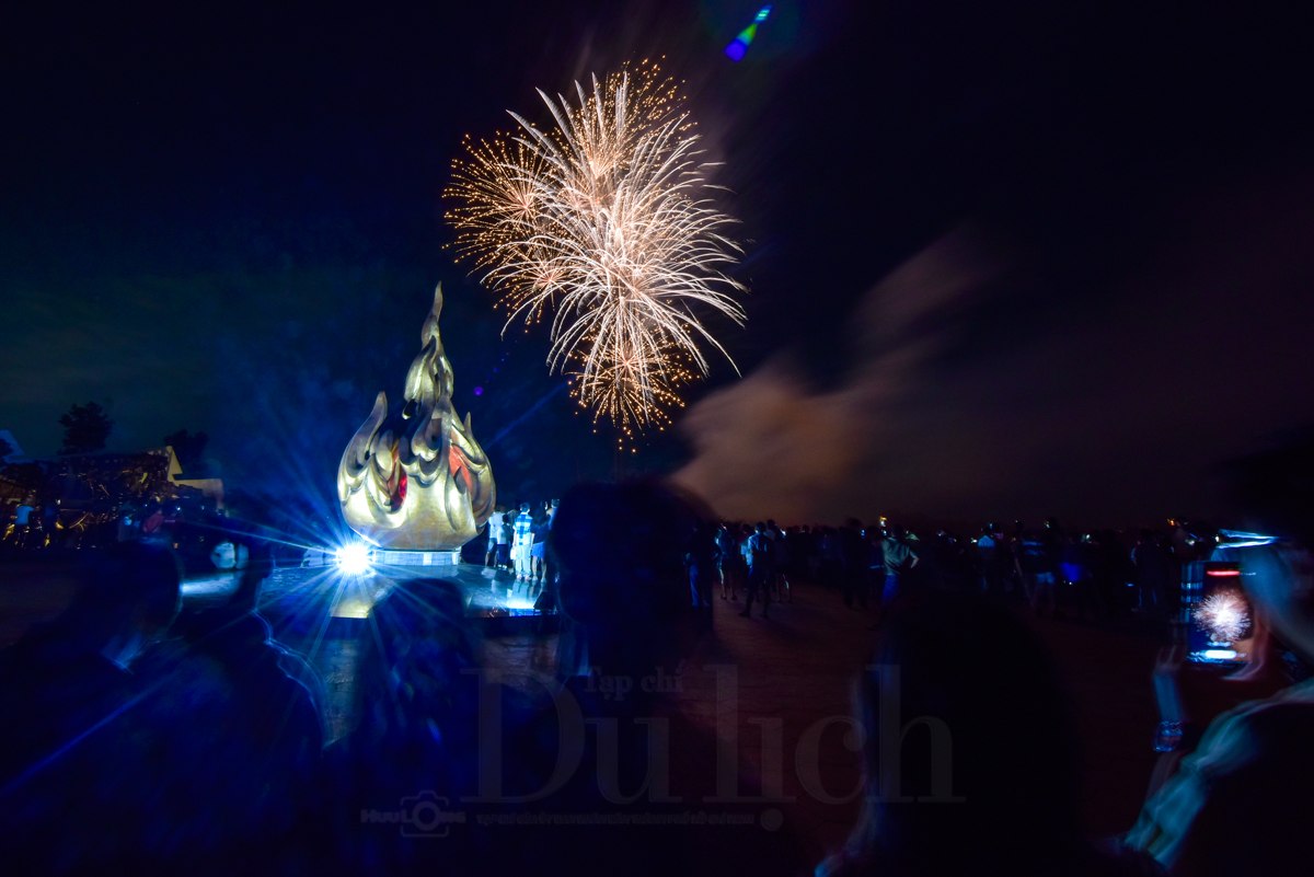 Lung linh pháo hoa đón Giao thừa xuân Bính Ngọ tại khu Di tích Mậu Thân 1968 - 12
