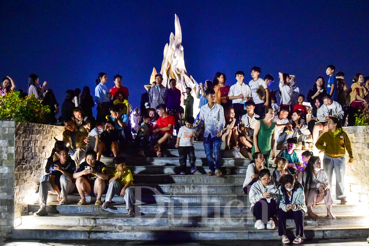 Lung linh pháo hoa đón Giao thừa xuân Bính Ngọ tại khu Di tích Mậu Thân 1968 - 2