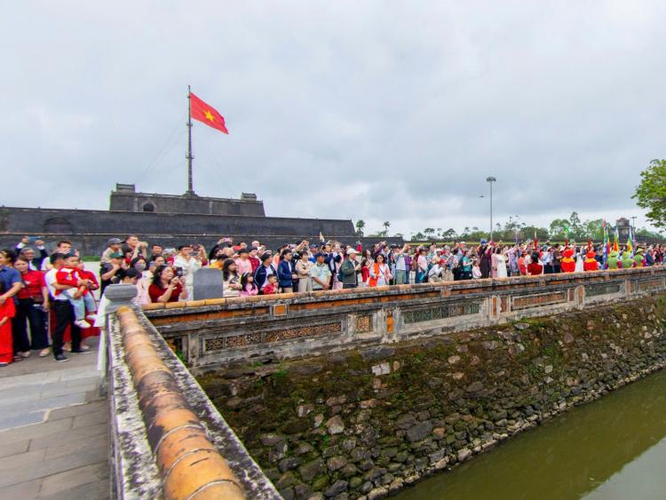 Du khách vào Hoàng cung hái lộc đầu năm, trải nghiệm trò chơi cung đình