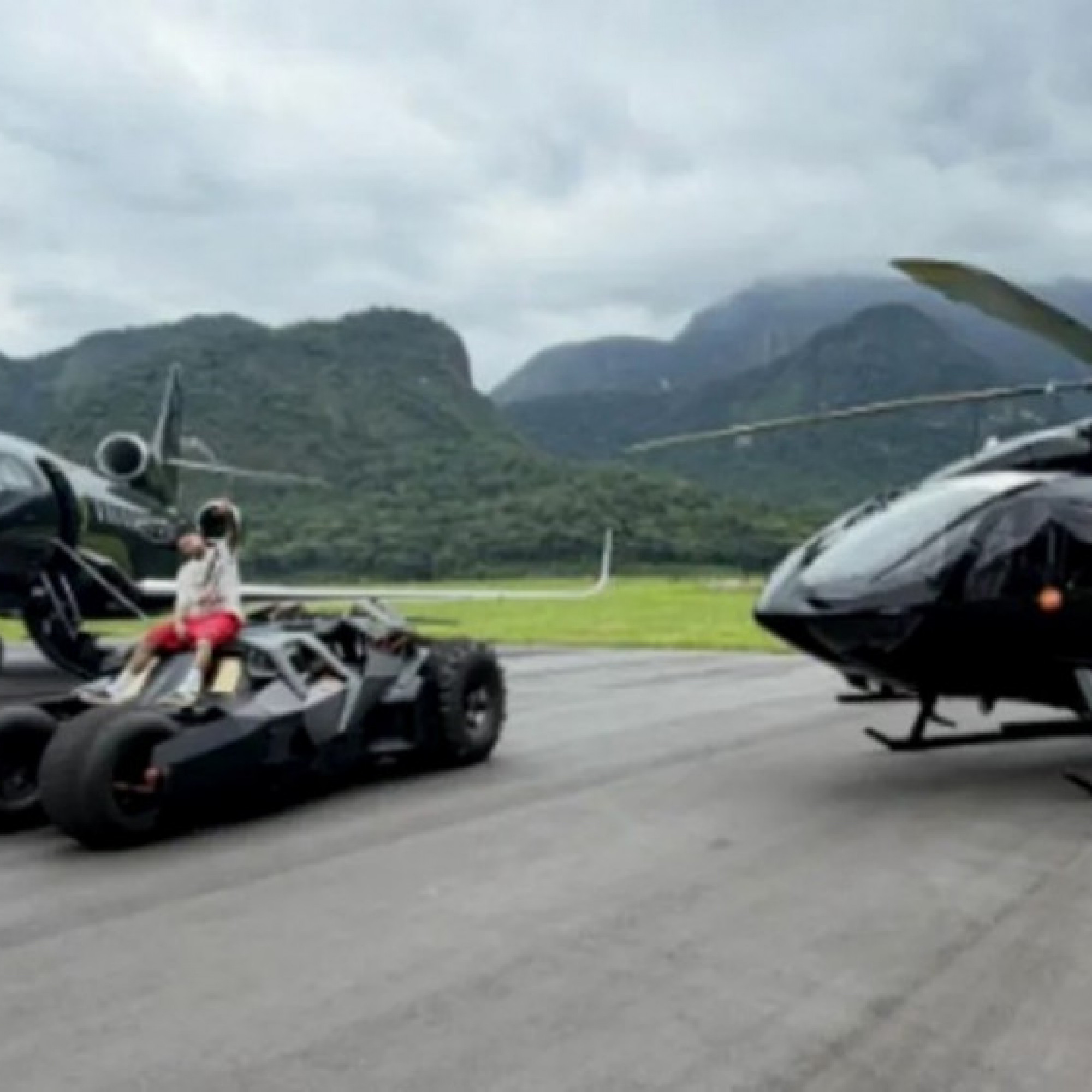  - Neymar khoe bộ sưu tập ít ai có: Mua siêu xe "Người dơi" 47 tỷ chỉ để ngắm