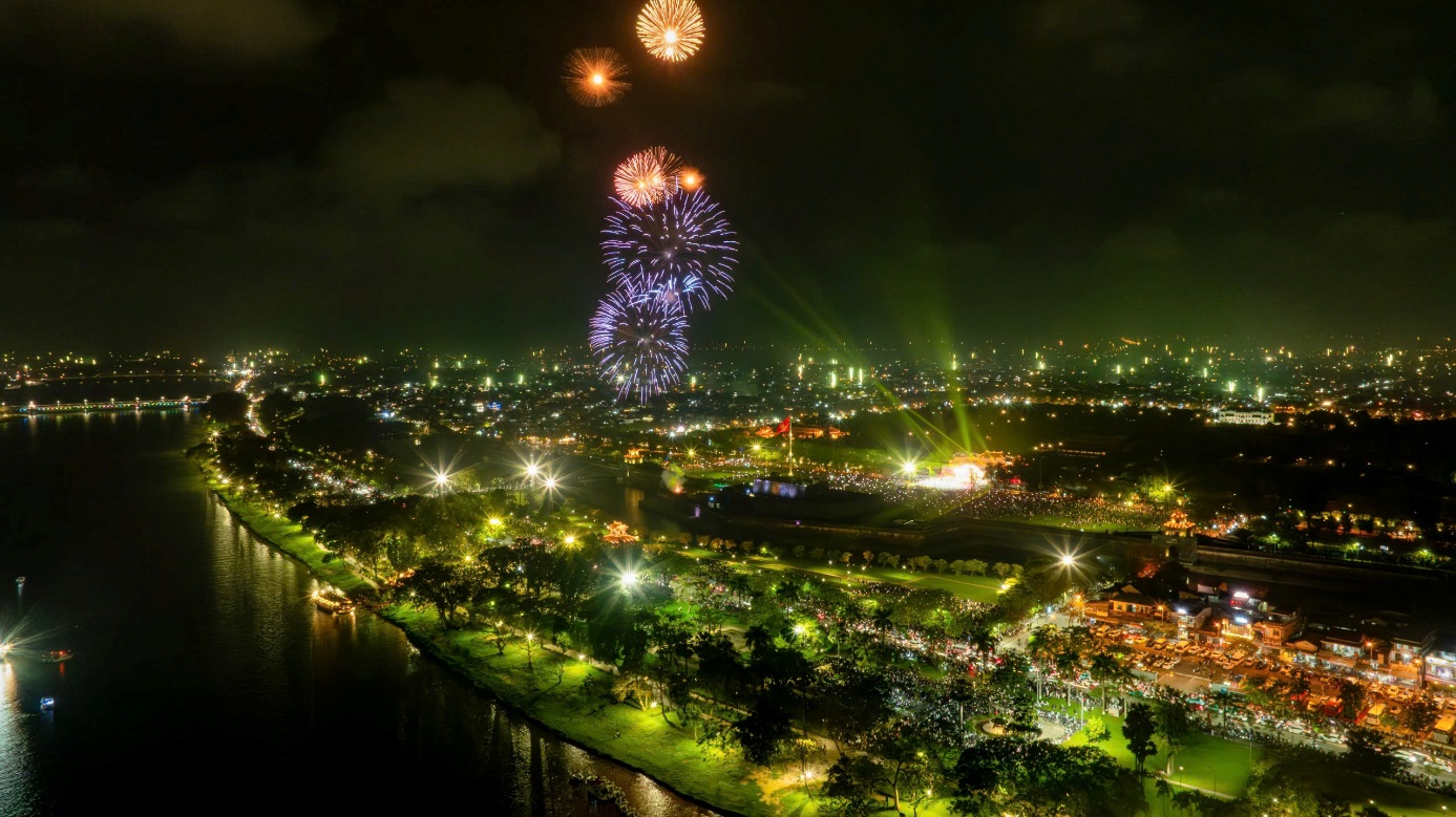 Chiêm ngưỡng màn pháo hoa đêm Giao thừa ở xứ Huế - 1
