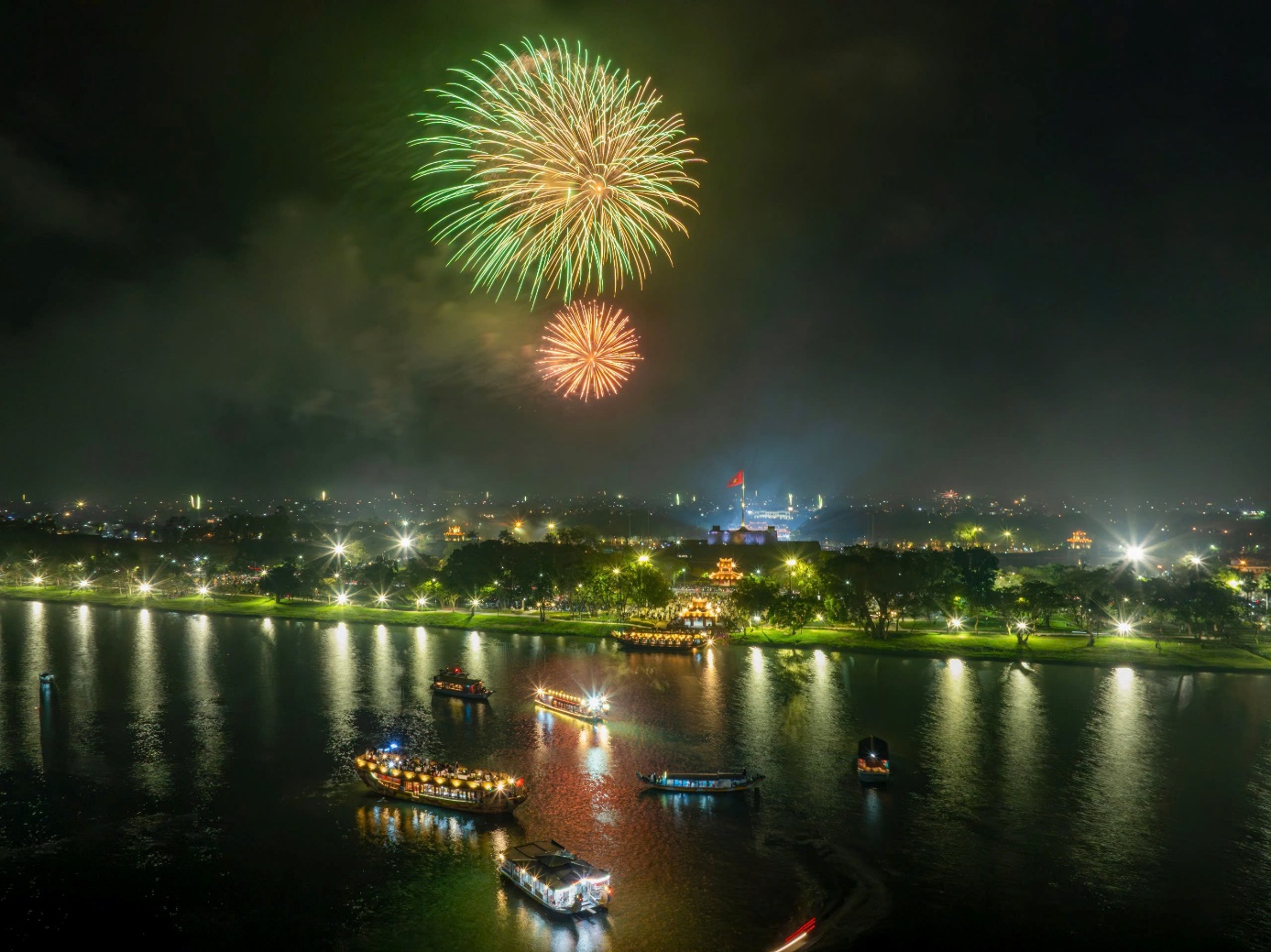 Chiêm ngưỡng màn pháo hoa đêm Giao thừa ở xứ Huế - 3