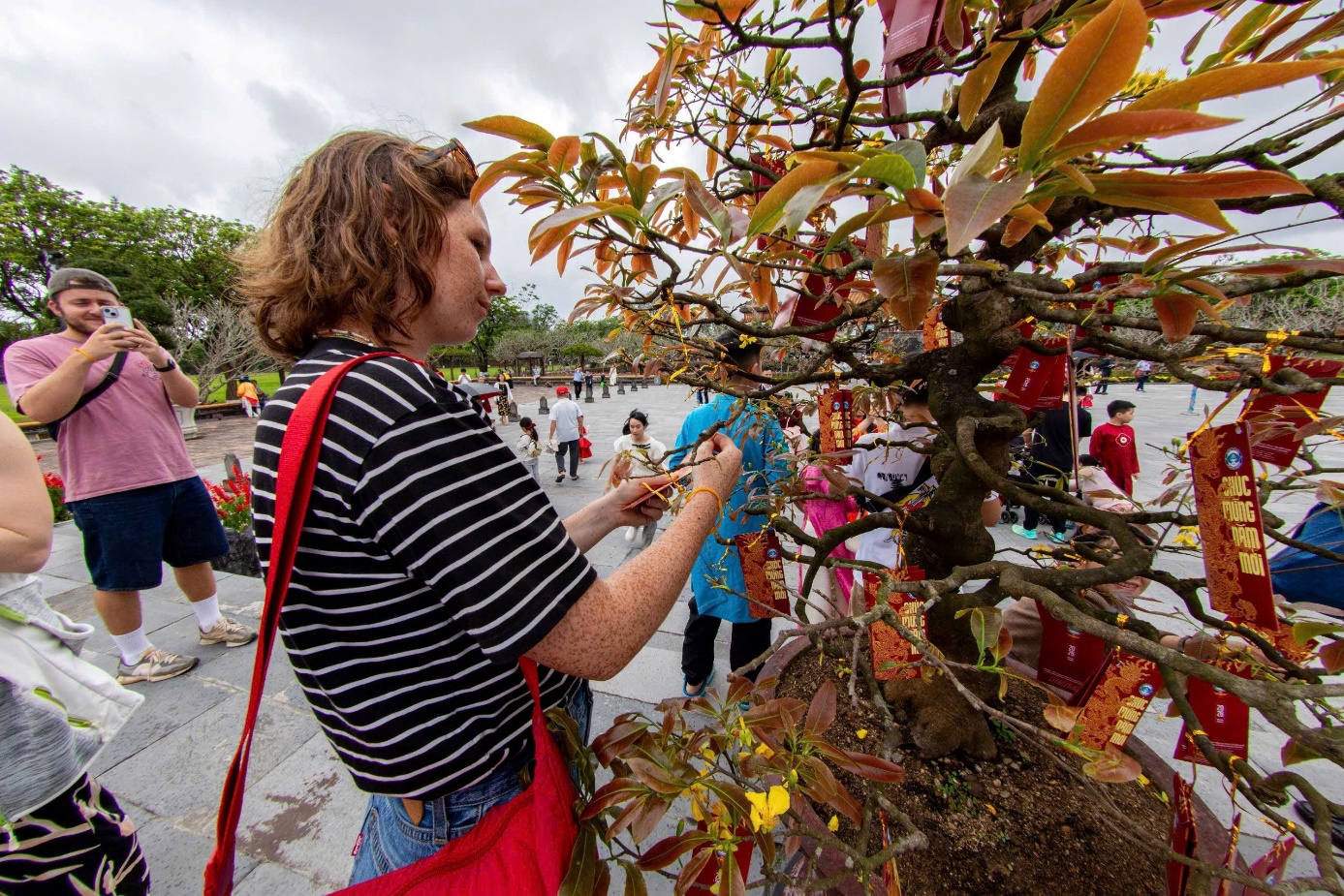 Du khách vào Hoàng cung hái lộc đầu năm, trải nghiệm trò chơi cung đình - 10