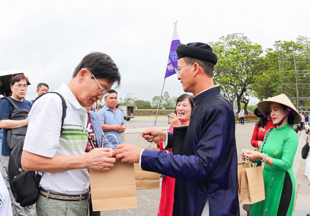 Du khách vào Hoàng cung hái lộc đầu năm, trải nghiệm trò chơi cung đình - 11