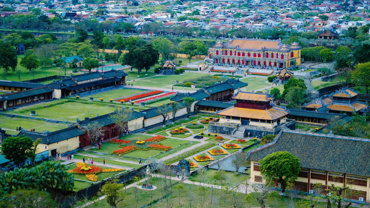 Du khách vào Hoàng cung hái lộc đầu năm, trải nghiệm trò chơi cung đình - 17