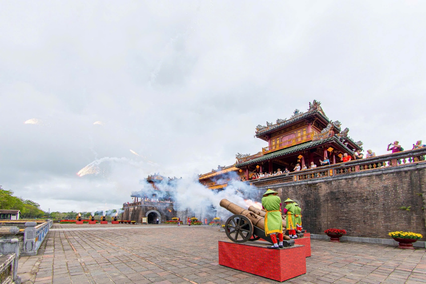 Du khách vào Hoàng cung hái lộc đầu năm, trải nghiệm trò chơi cung đình - 13