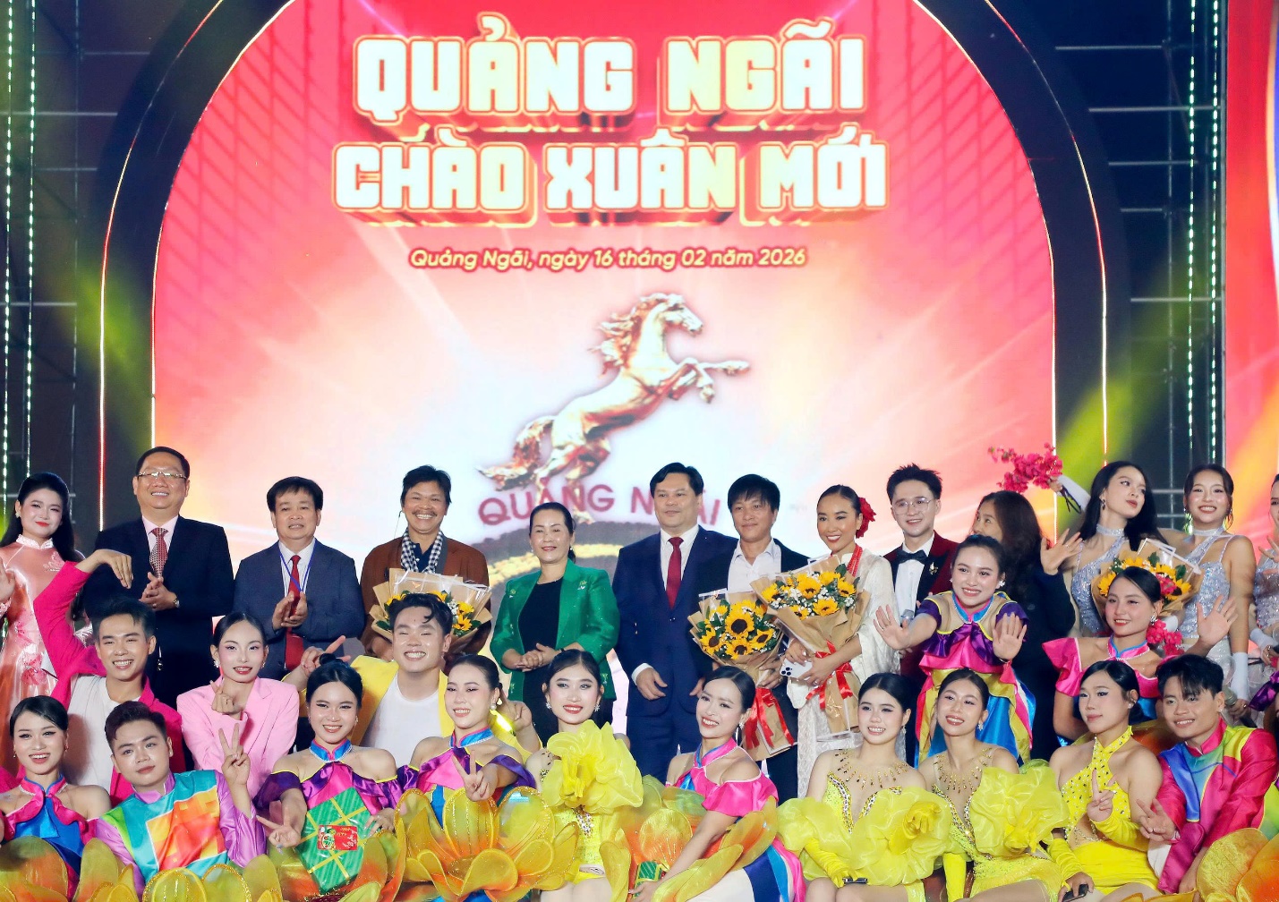 chiem nguong man phao hoa ruc ro  chao xuan binh ngo 2026 o quang ngai - 6
