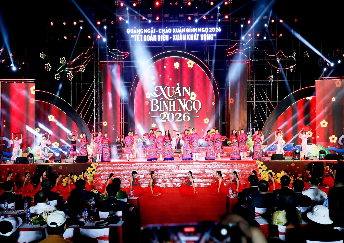 chiem nguong man phao hoa ruc ro  chao xuan binh ngo 2026 o quang ngai - 1