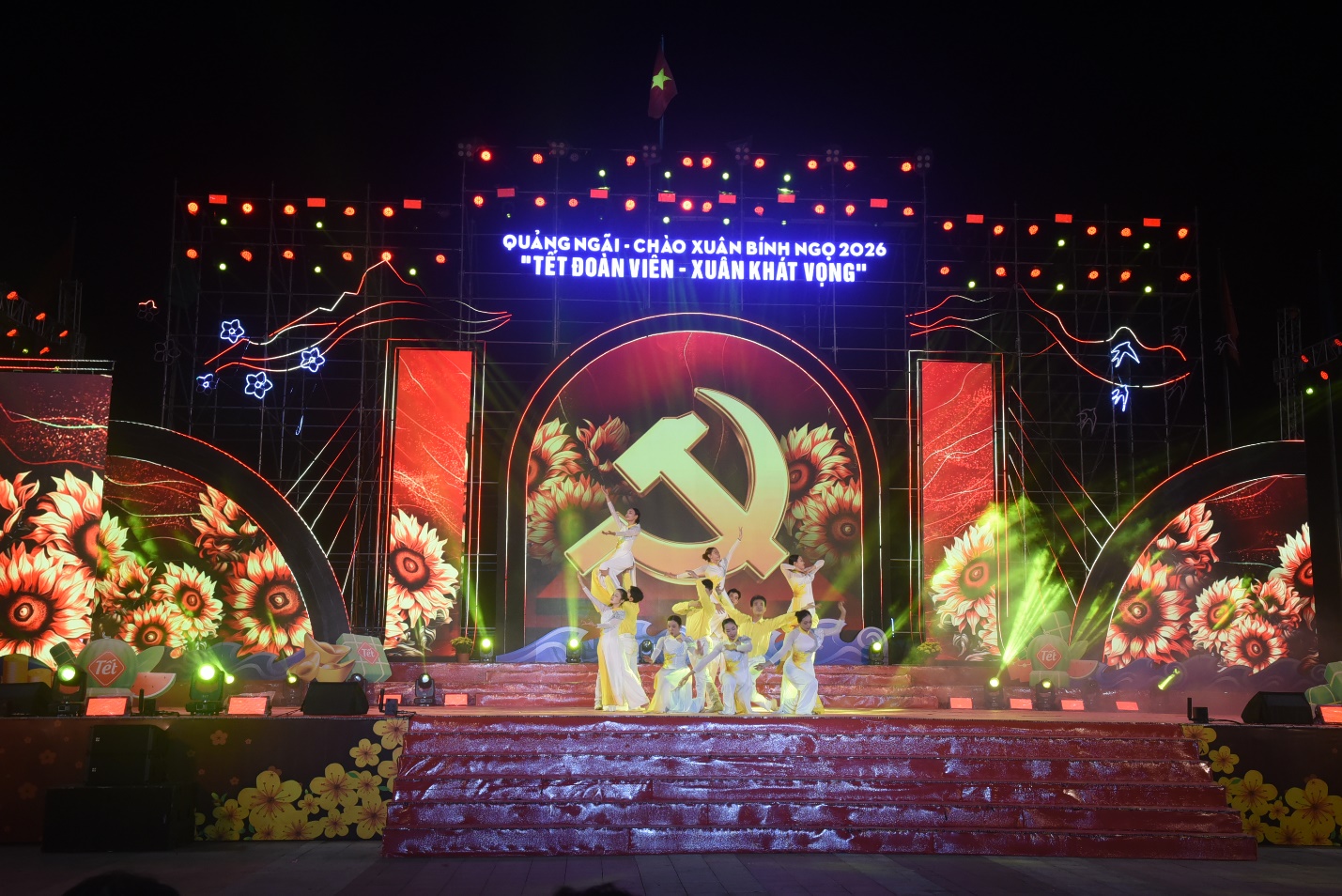 chiem nguong man phao hoa ruc ro  chao xuan binh ngo 2026 o quang ngai - 5