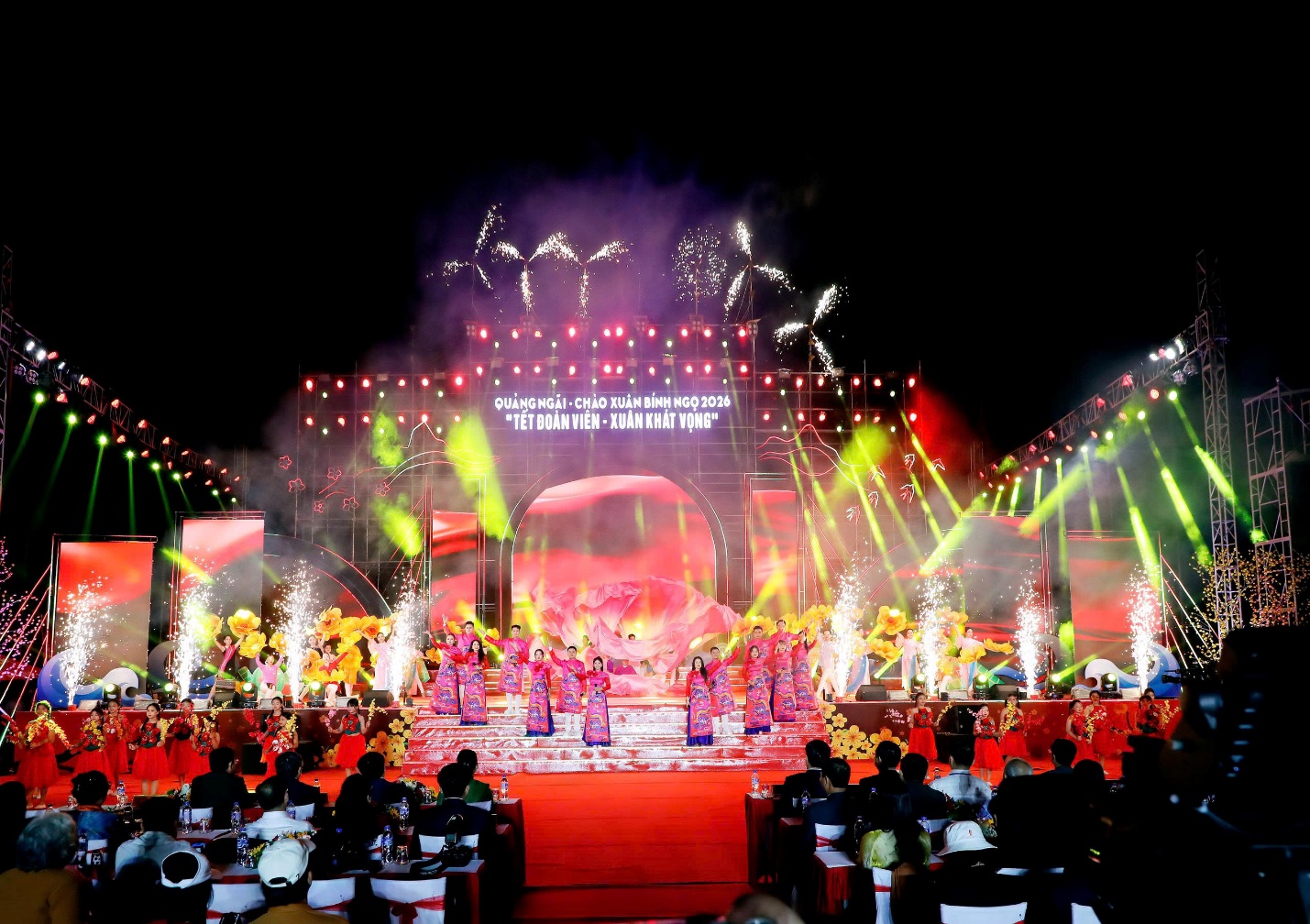 chiem nguong man phao hoa ruc ro  chao xuan binh ngo 2026 o quang ngai - 2