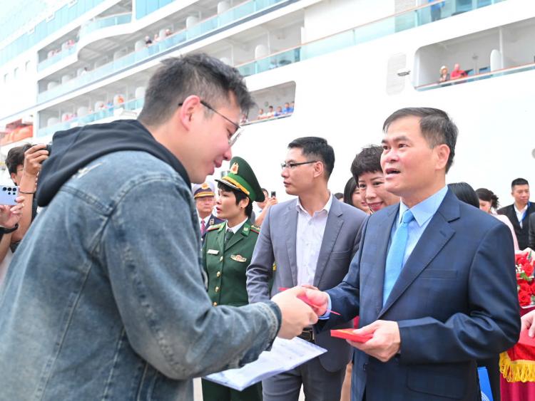 Du lịch biển - Hai tàu biển đưa gần 2.400 khách quốc tế “xông đất” du lịch Quảng Ninh