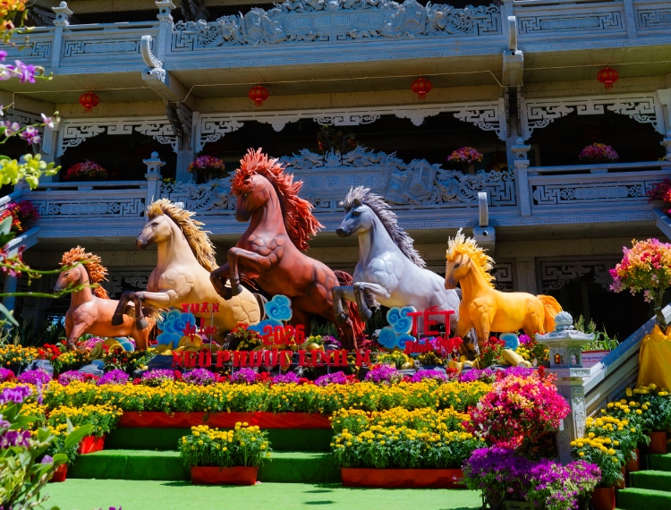 Ngôi chùa ở Vĩnh Long rực rỡ đón Xuân Bính Ngọ với 'Ngũ Phúc Linh Mã' cao 7 mét