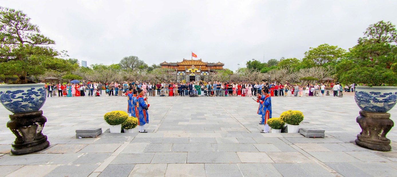 Du khách vào Hoàng cung hái lộc đầu năm, trải nghiệm trò chơi cung đình - 14