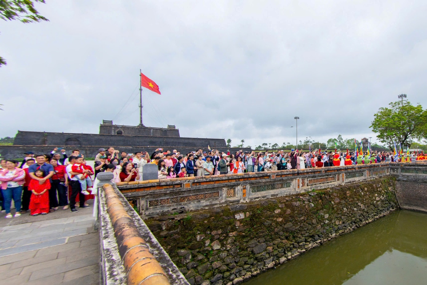 Du khách vào Hoàng cung hái lộc đầu năm, trải nghiệm trò chơi cung đình - 15