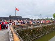 Du khách vào Hoàng cung hái lộc đầu năm, trải nghiệm trò chơi cung đình