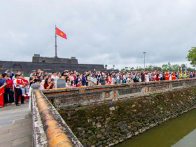  - Du khách vào Hoàng cung hái lộc đầu năm, trải nghiệm trò chơi cung đình