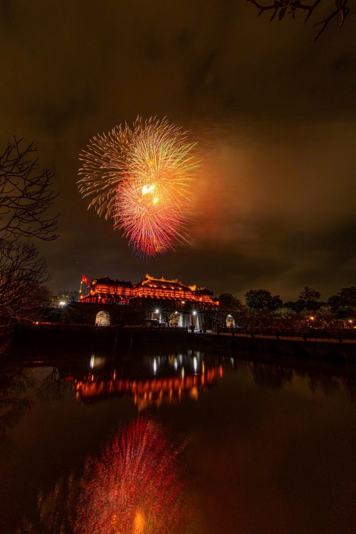 Chiêm ngưỡng màn pháo hoa đêm Giao thừa ở xứ Huế - 2