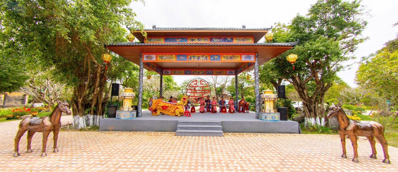 Du khách vào Hoàng cung hái lộc đầu năm, trải nghiệm trò chơi cung đình - 8