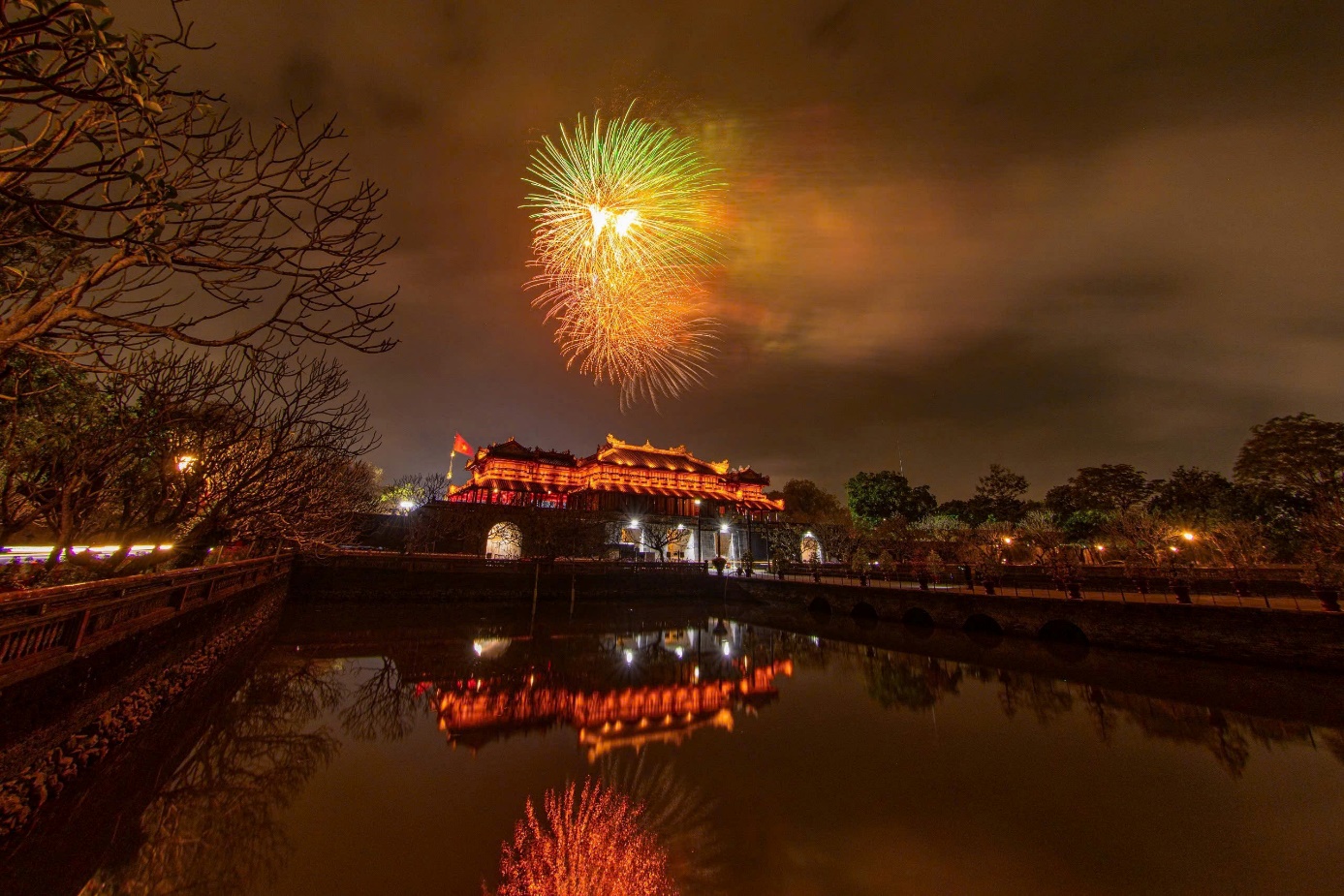 Chiêm ngưỡng màn pháo hoa đêm Giao thừa ở xứ Huế - 9