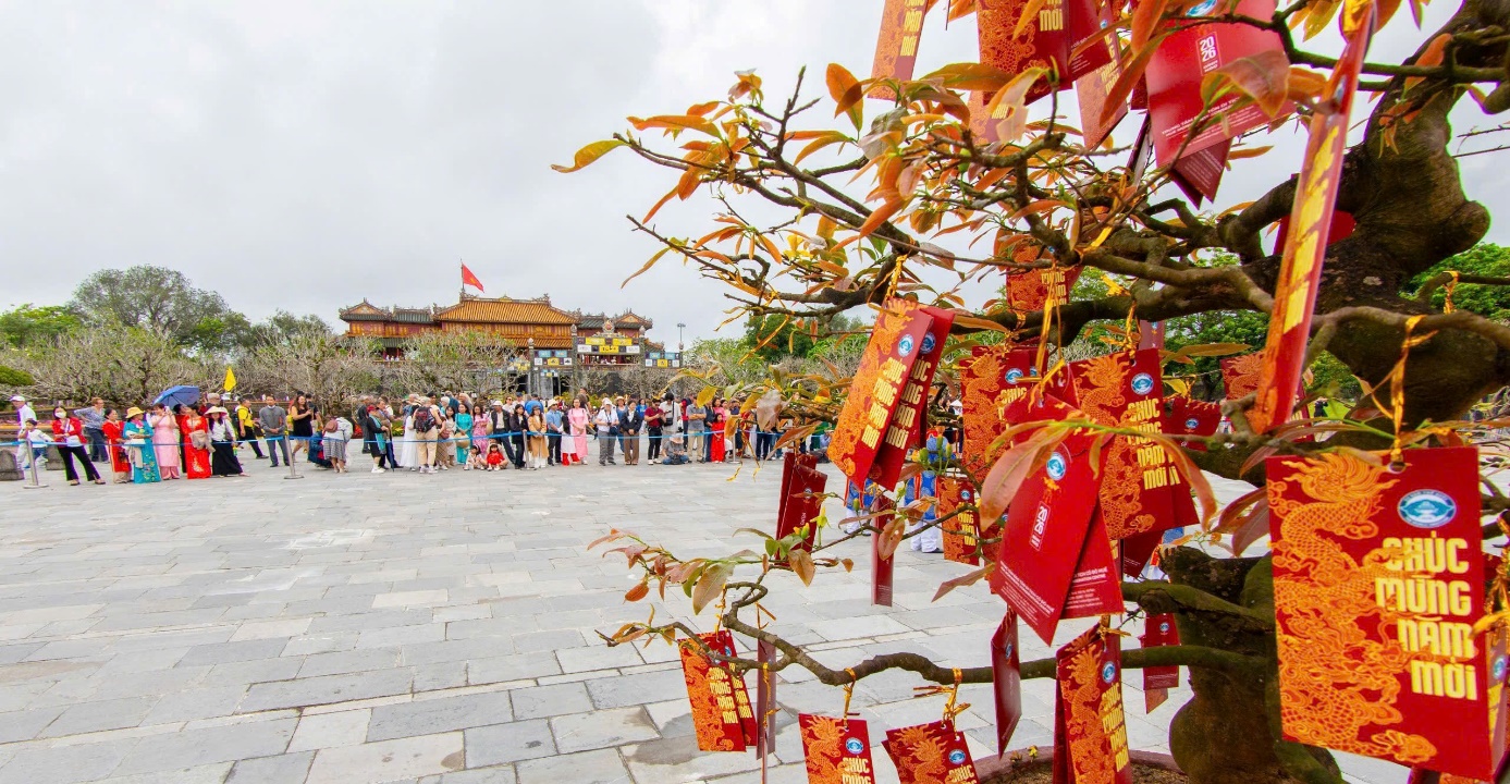 Du khách vào Hoàng cung hái lộc đầu năm, trải nghiệm trò chơi cung đình - 16