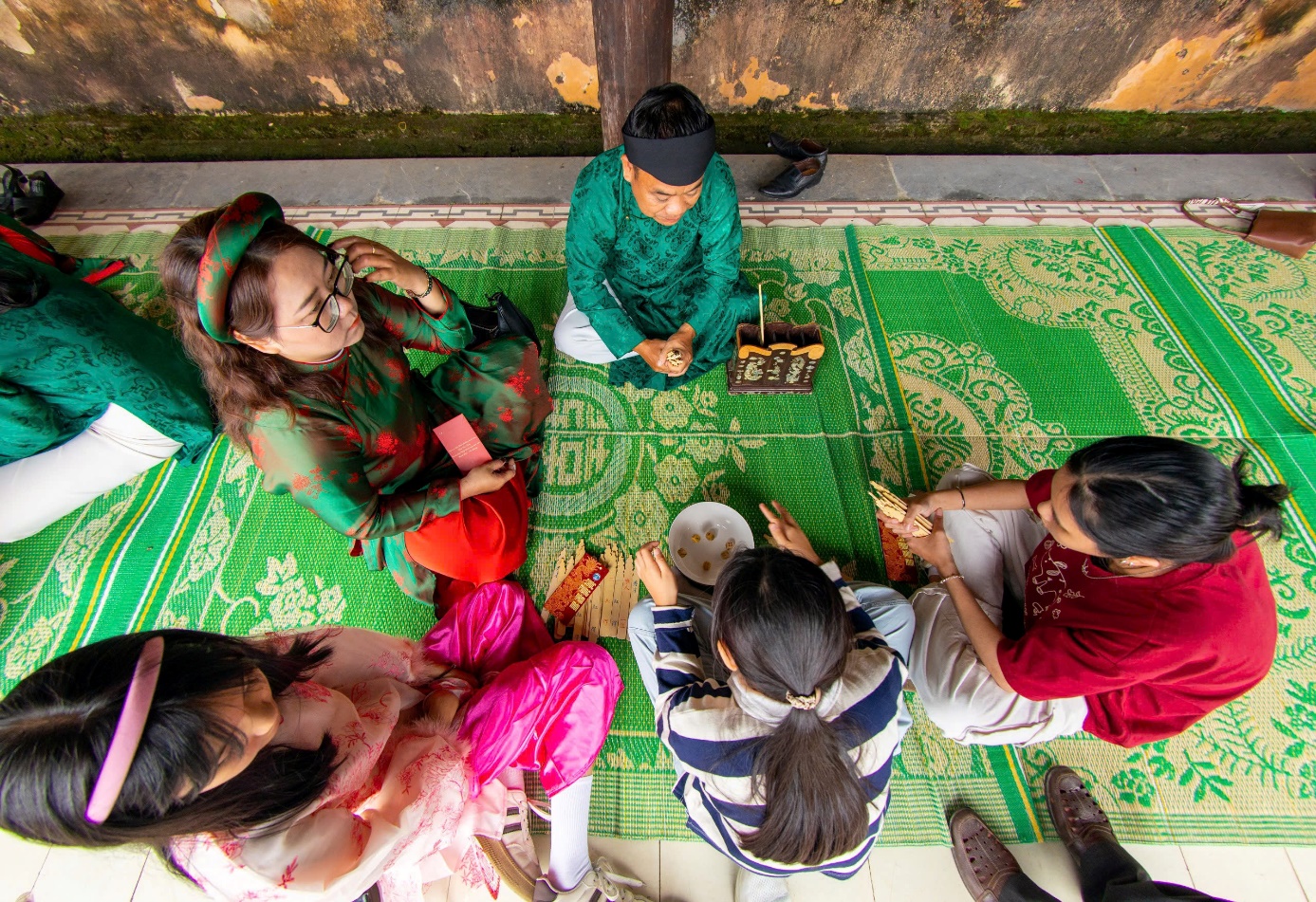 Du khách vào Hoàng cung hái lộc đầu năm, trải nghiệm trò chơi cung đình - 4