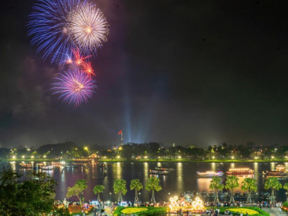  - Chiêm ngưỡng màn pháo hoa đêm Giao thừa ở xứ Huế