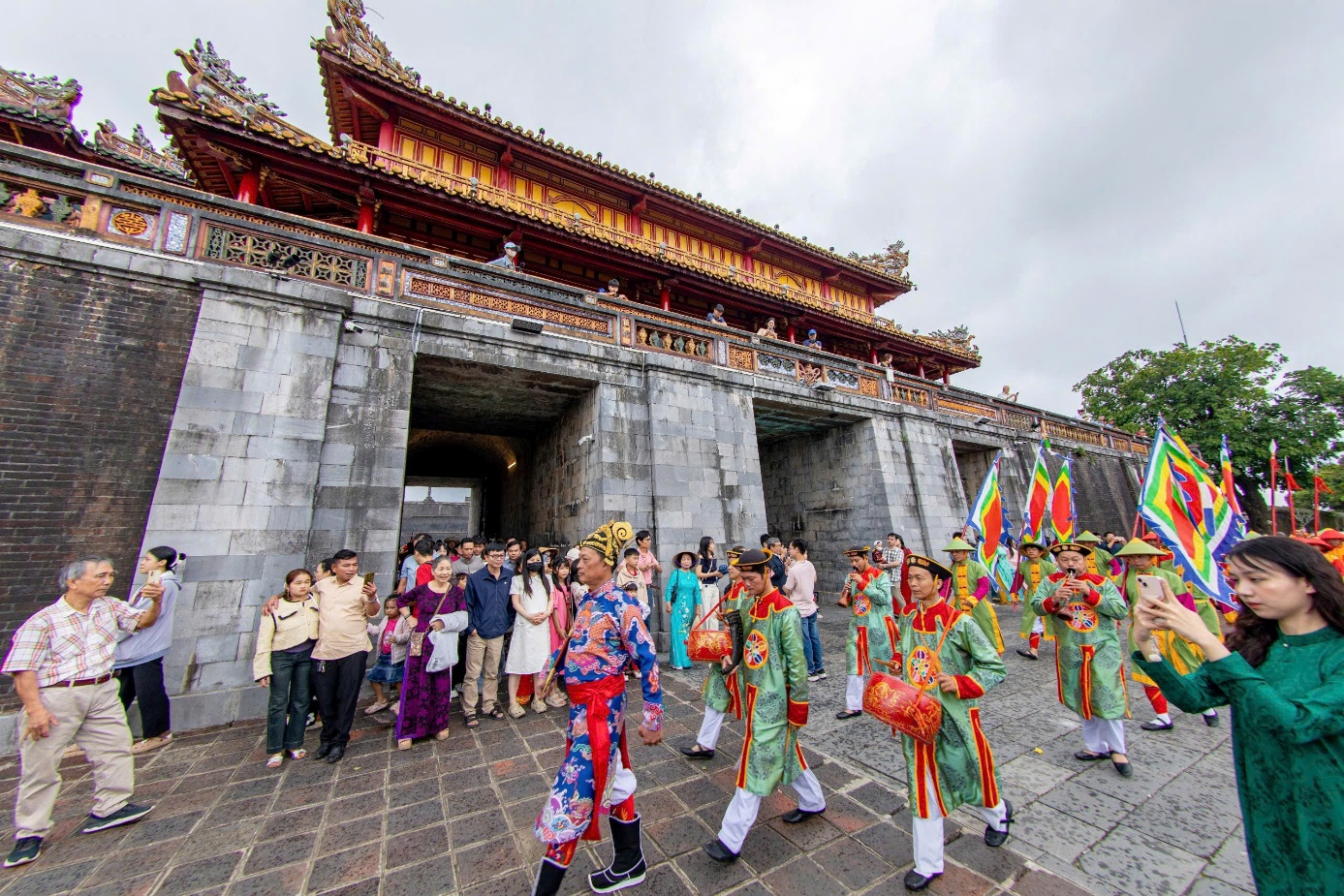 Du khách vào Hoàng cung hái lộc đầu năm, trải nghiệm trò chơi cung đình - 2