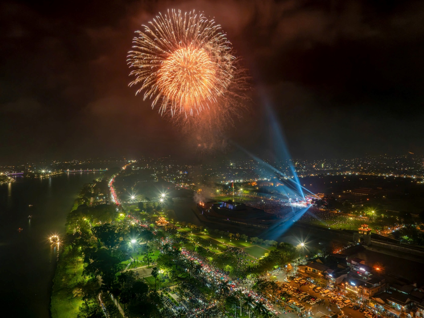Chiêm ngưỡng màn pháo hoa đêm Giao thừa ở xứ Huế - 6
